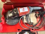 une boîte à outils rouge avec des outils à l'intérieur