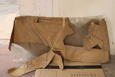 une boîte en carton sur laquelle est représentée une paire de chaussures