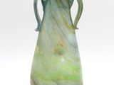 un vase vert et blanc muni d'anses, sur fond blanc