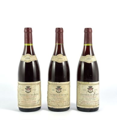trois bouteilles de vin sont alignées sur une surface blanche