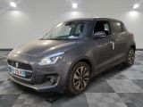 La Suzuki Swift grise est garée sur un sol à damier.