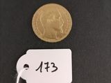 un gros plan d'une pièce de monnaie à laquelle est accrochée une étiquette de prix