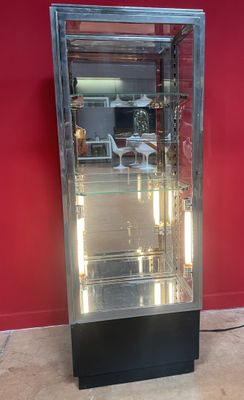 une vitrine en verre équipée d'un éclairage, située dans une pièce