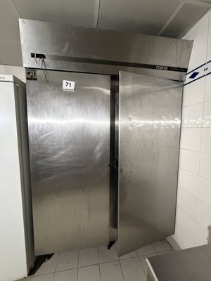 Une armoire réfrigérée négative inox à deux portes