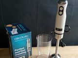 un mixeur posé sur une table à côté d'un verre
