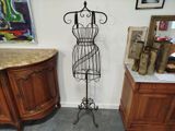 un mannequin posé sur un socle dans une pièce