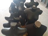 de nombreux mannequins exposés dans une pièce