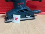 une ponceuse orbitale Bosch posée sur une table, avec son étiquette de prix