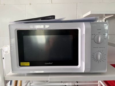 un micro-ondes posé sur une étagère dans une cuisine