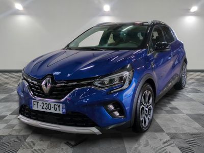 une Renault C-Cross bleue garée sur un sol à damier