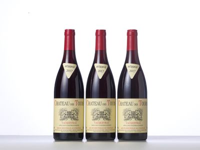 trois bouteilles de vin sont alignées sur une table