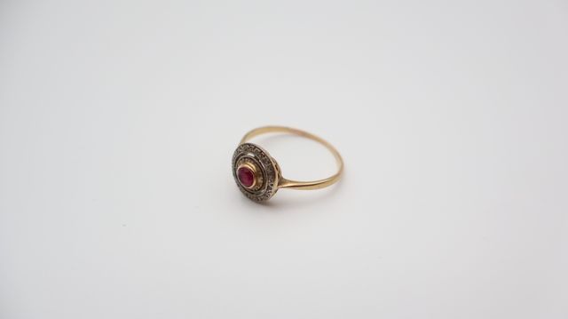Bague en or 18 carats 750 millièmes à décor d’une petite pierre r...