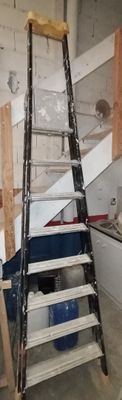 une échelle adossée au mur d'une pièce