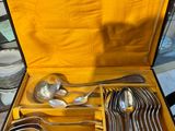 un coffret contenant tout un tas de cuillères en argent