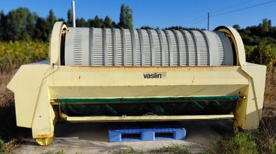 a yellow machine that is sitting in the grass