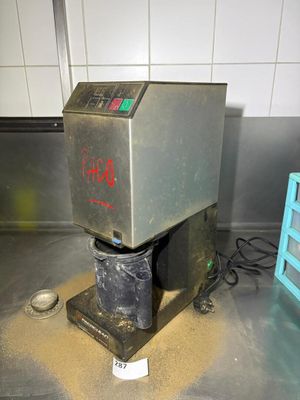 une machine posée sur le sol de la cuisine
