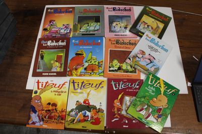 de nombreux livres pour enfants posés sur une table, à côté d'un ordinateur portable