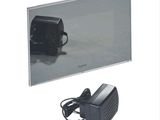 une photo d'un miroir avec un appareil photo et un chargeur
