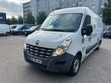 une camionnette blanche garée sur un parking à côté d'un bâtiment