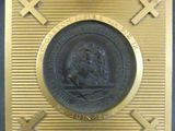 médaille plaquée or représentant un homme à cheval