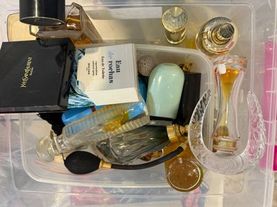 Lots de flacons de parfum et factices