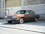 une voiture marron garée devant un immeuble