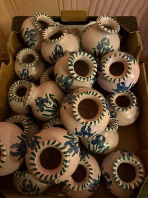 une boîte remplie de vases posés par terre