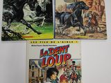 trois livres posés sur une table blanche, avec un chat noir et un cheval noir