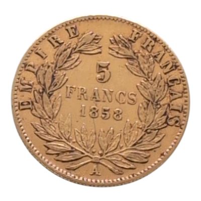 un gros plan d'une pièce de monnaie ornée d'une couronne