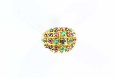 gros plan d'une bague en or avec des pierres multicolores