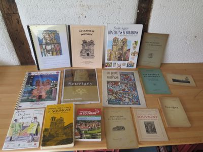 plusieurs livres sont posés sur une table les uns à côté des autres