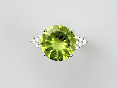 une bague en péridot et diamant