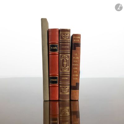 deux vieux livres posés sur une table l'un à côté de l'autre