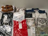 de nombreux types de vêtements et de chaussures posés sur la table