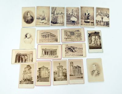 Plusieurs vieilles photographies représentant des personnes et des bâtiments sont exposées sur une surface blanche