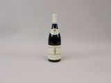 la bouteille de vin est posée sur une surface blanche