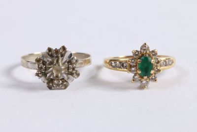 deux bagues en or serties de diamants et d'une pierre verte