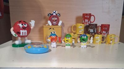 de nombreux types de jouets différents posés sur la table