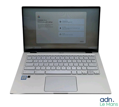 un ordinateur portable blanc sur lequel se trouvent un clavier et une souris