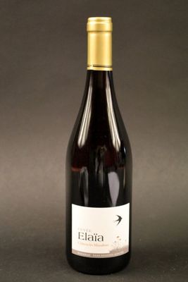 une bouteille de vin posée sur une table