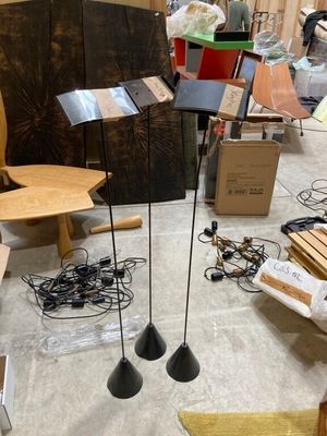 Un petit ensemble composé de : 3 présentoirs en métal d'une …