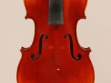 un vieux violon avec un archet accroché à son dos