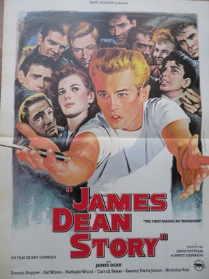 L'affiche du film « L'histoire de James Dean » montre un homme tenant un couteau devant une foule de gens.