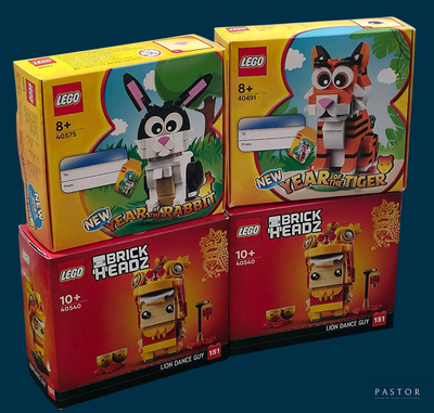 trois boîtes de Lego sont empilées les unes sur les autres