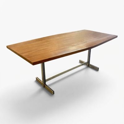 une image représentant une table en bois avec un piètement en métal