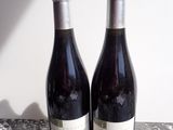 deux bouteilles de vin rouge posées sur une table
