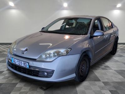 la photo d'une voiture argentée garée dans un garage