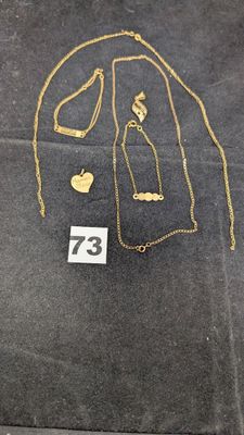 un sac noir sur lequel est accroché un collier en or