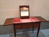 une petite table sur laquelle se trouve un miroir