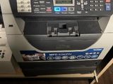 une imprimante posée sur un bureau